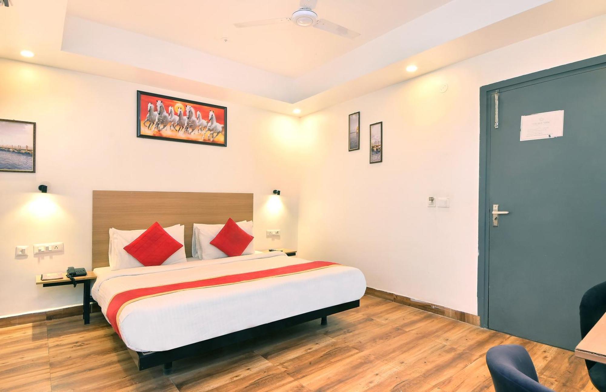 Hotel Red York By Byob Hotels Ноида Екстериор снимка
