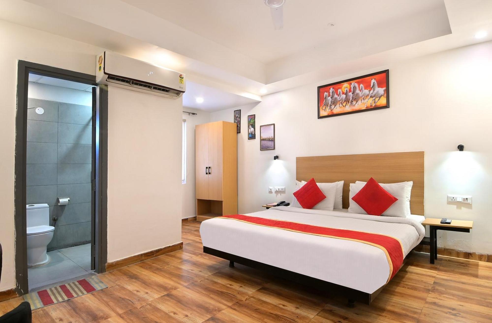 Hotel Red York By Byob Hotels Ноида Екстериор снимка