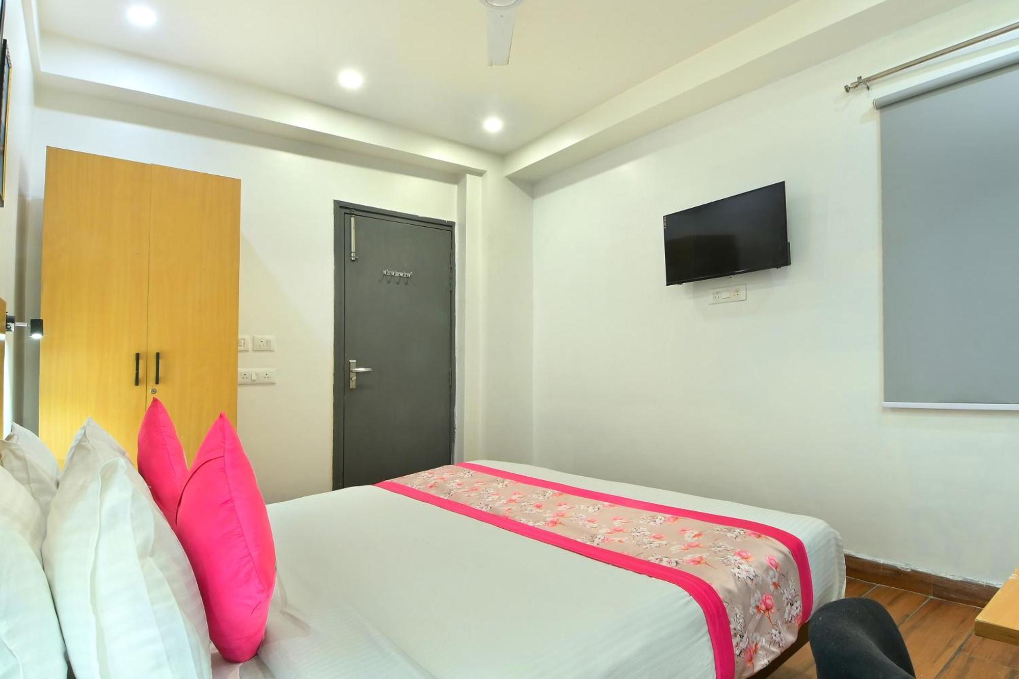 Hotel Red York By Byob Hotels Ноида Екстериор снимка