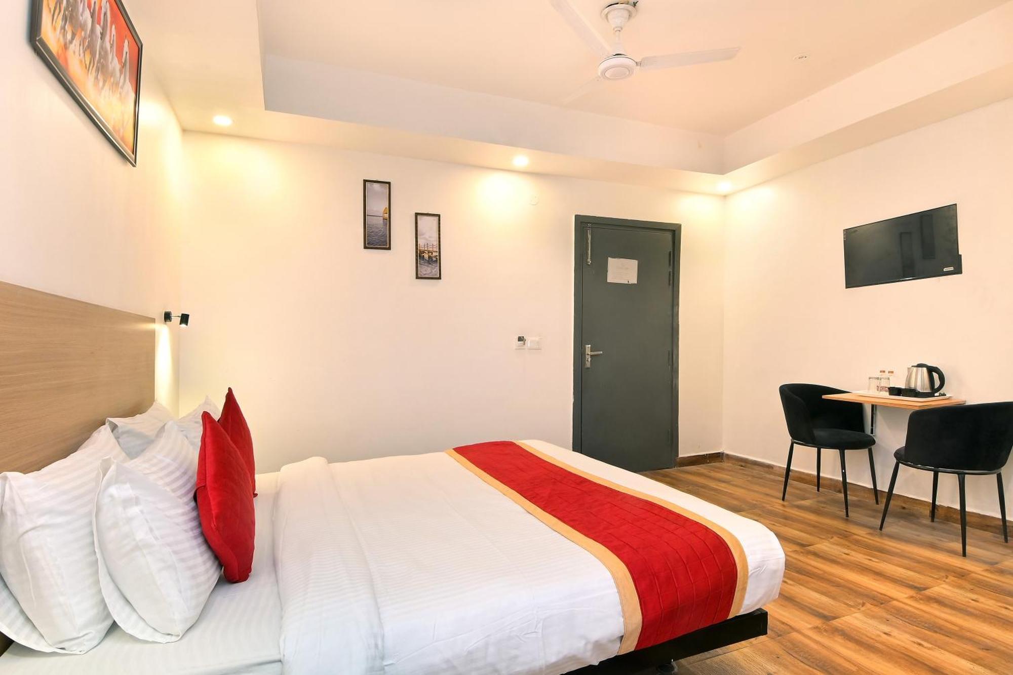 Hotel Red York By Byob Hotels Ноида Екстериор снимка
