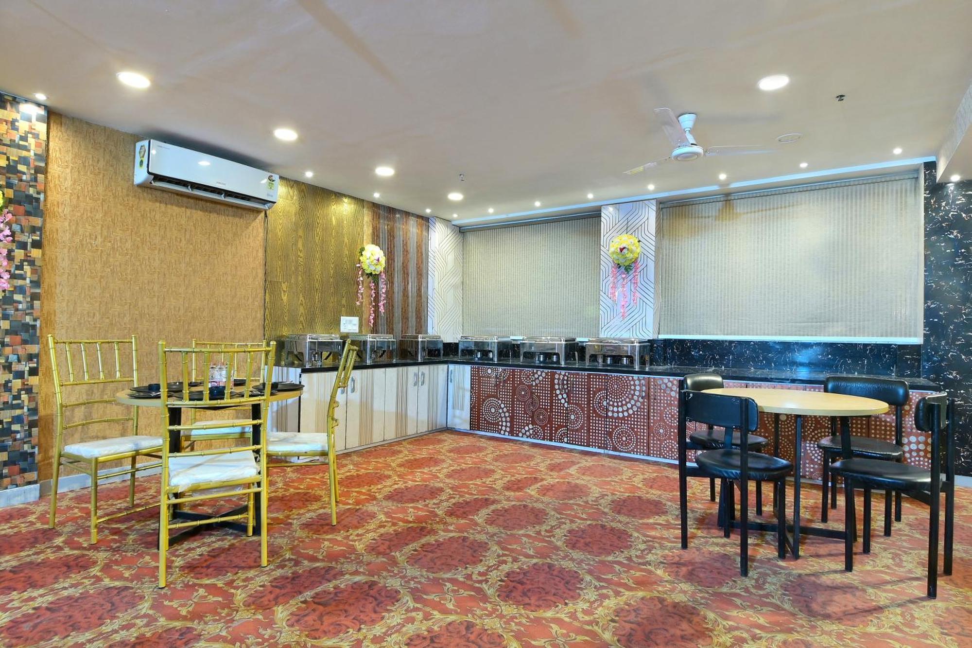 Hotel Red York By Byob Hotels Ноида Екстериор снимка
