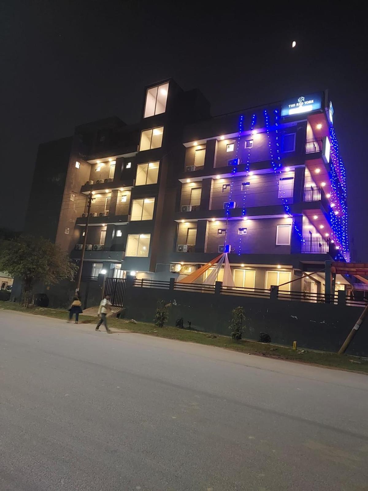 Hotel Red York By Byob Hotels Ноида Екстериор снимка