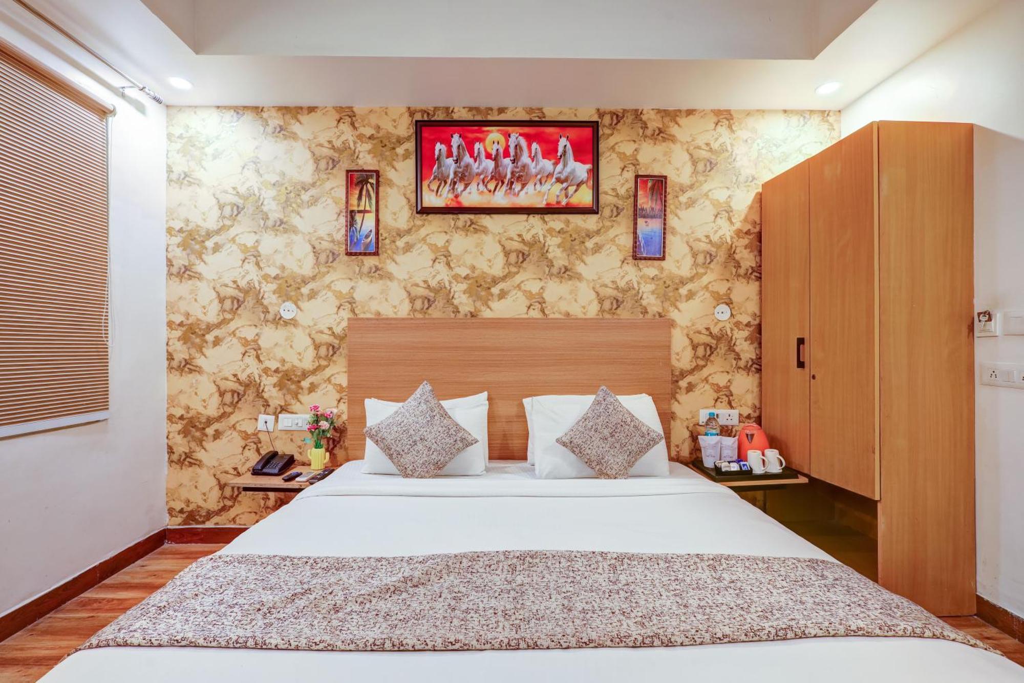 Hotel Red York By Byob Hotels Ноида Екстериор снимка