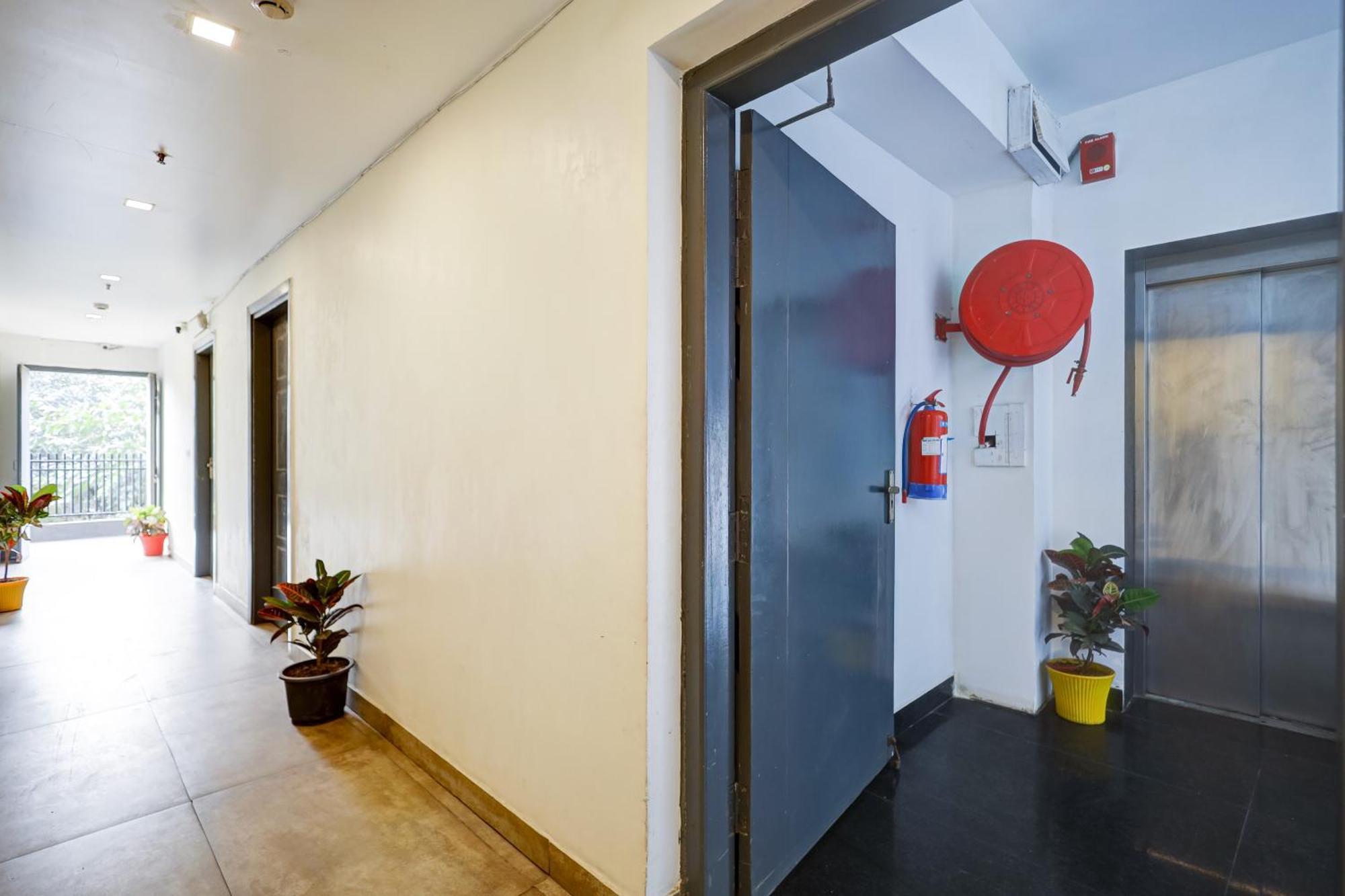 Hotel Red York By Byob Hotels Ноида Екстериор снимка