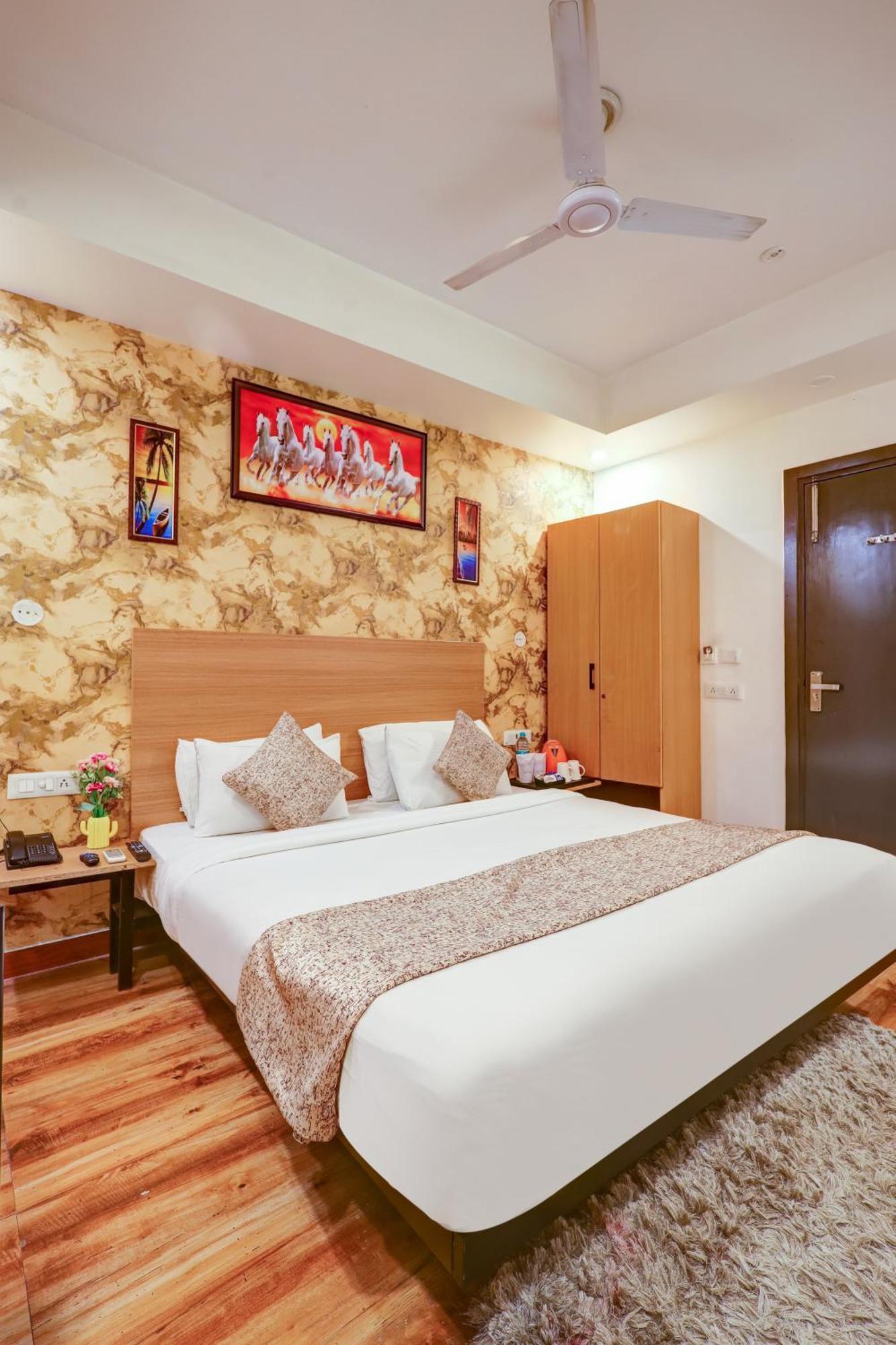 Hotel Red York By Byob Hotels Ноида Екстериор снимка