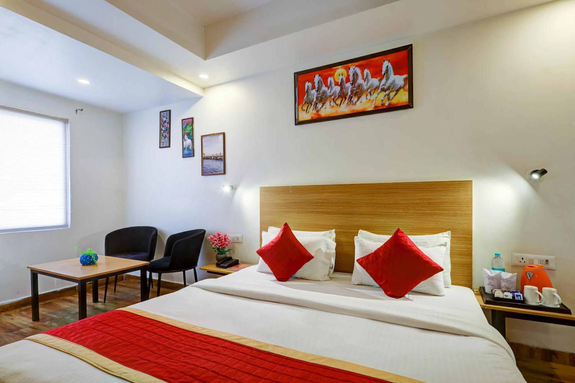 Hotel Red York By Byob Hotels Ноида Екстериор снимка