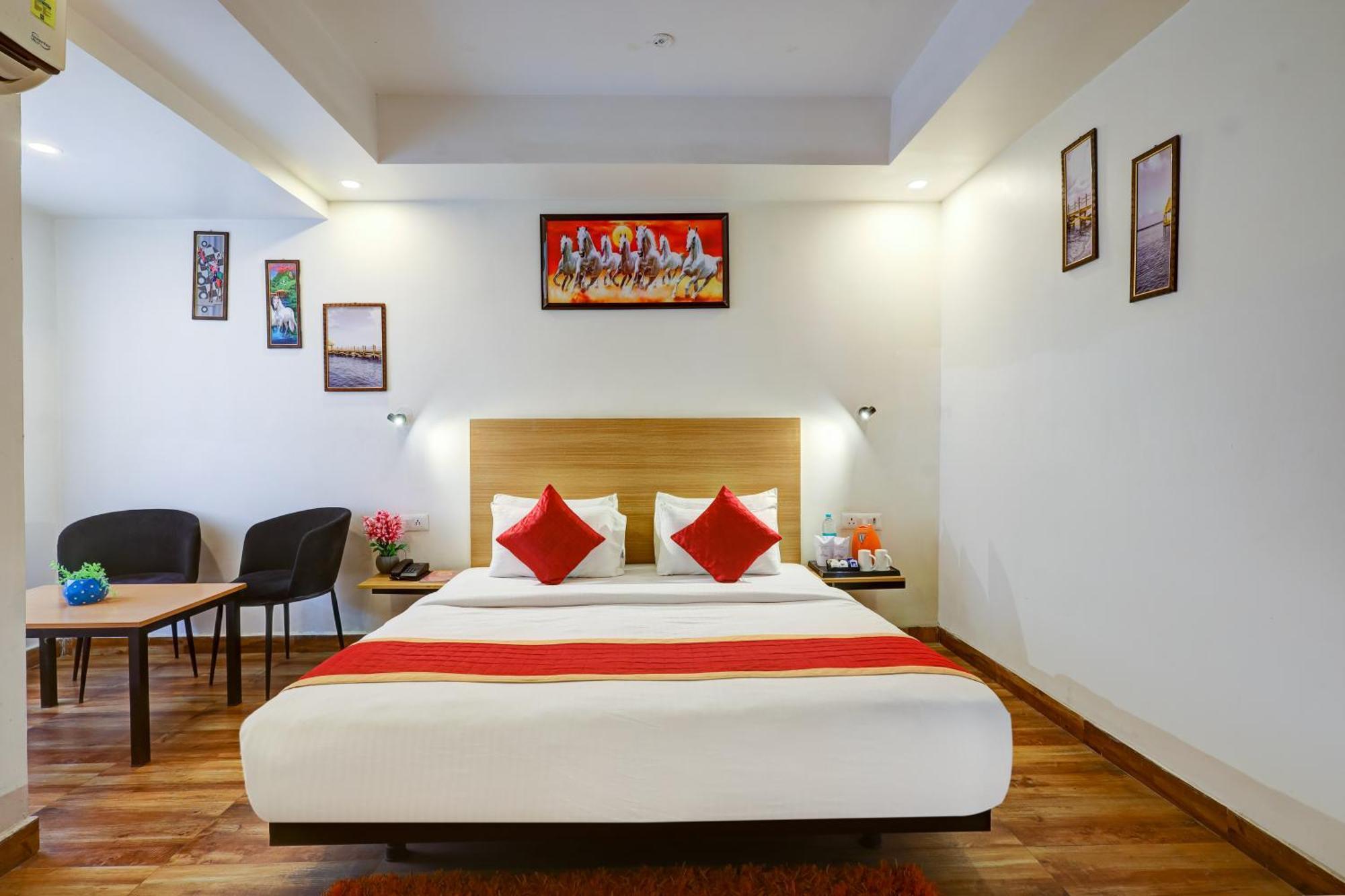 Hotel Red York By Byob Hotels Ноида Екстериор снимка