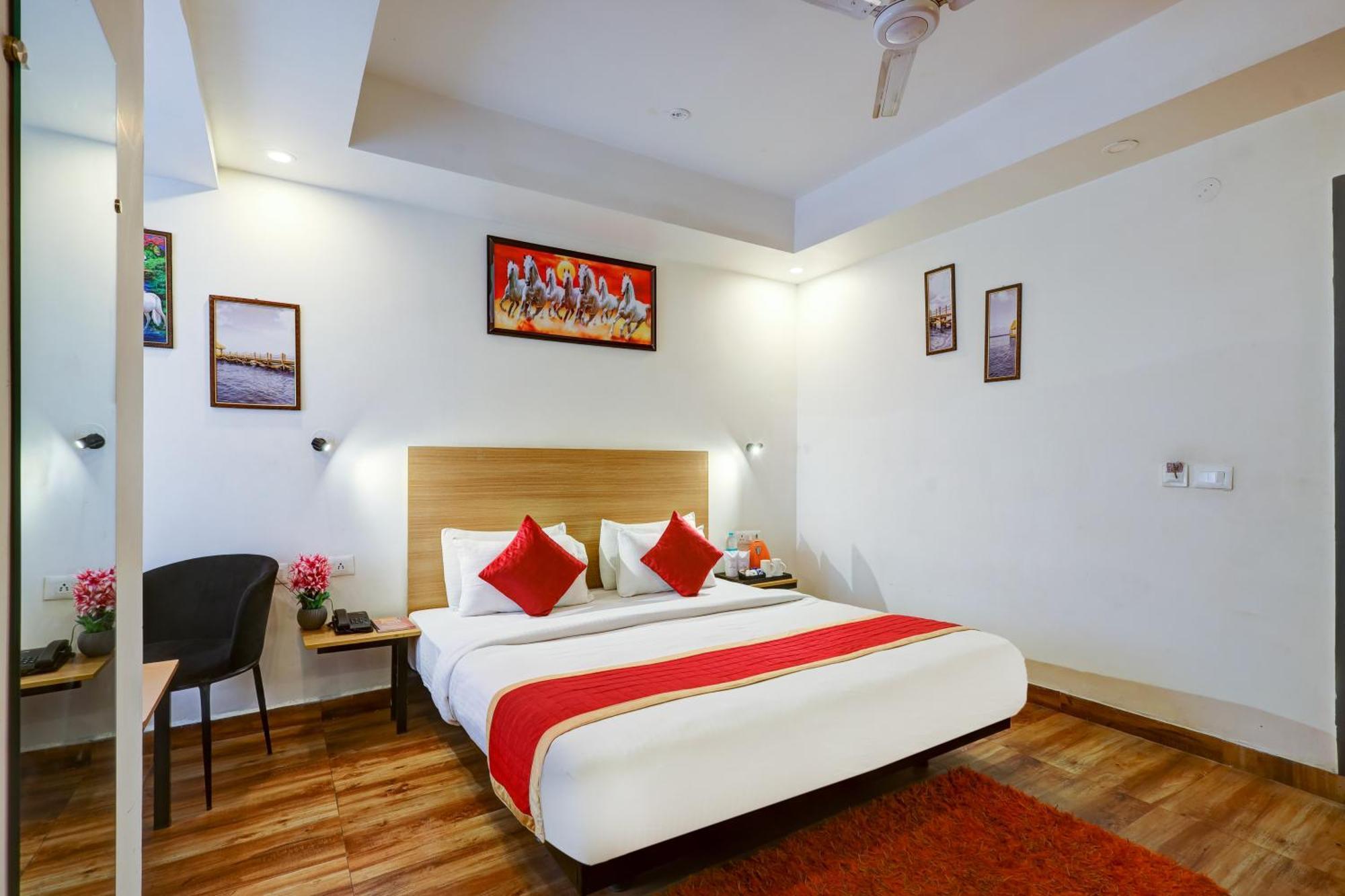 Hotel Red York By Byob Hotels Ноида Екстериор снимка