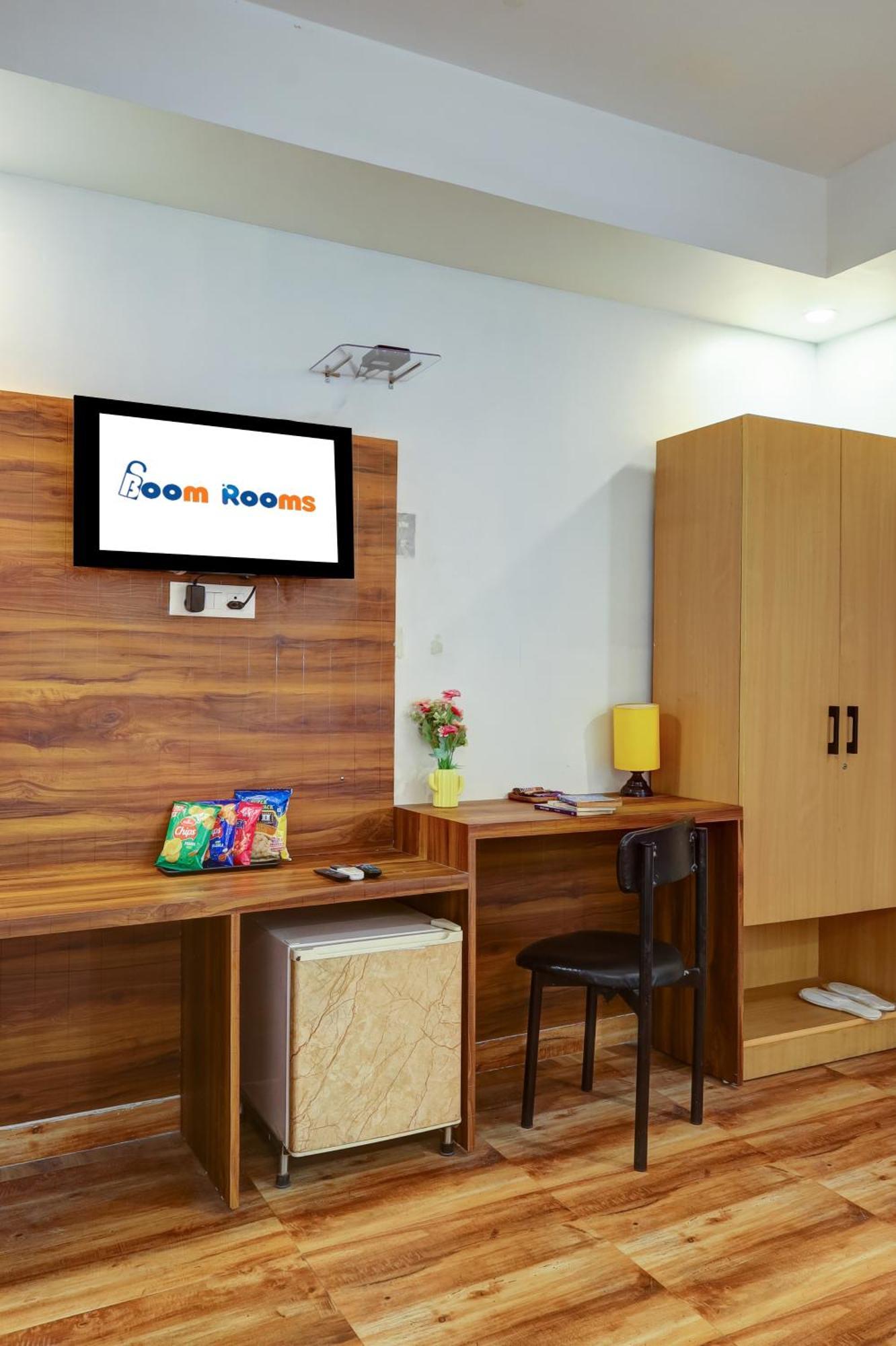 Hotel Red York By Byob Hotels Ноида Екстериор снимка