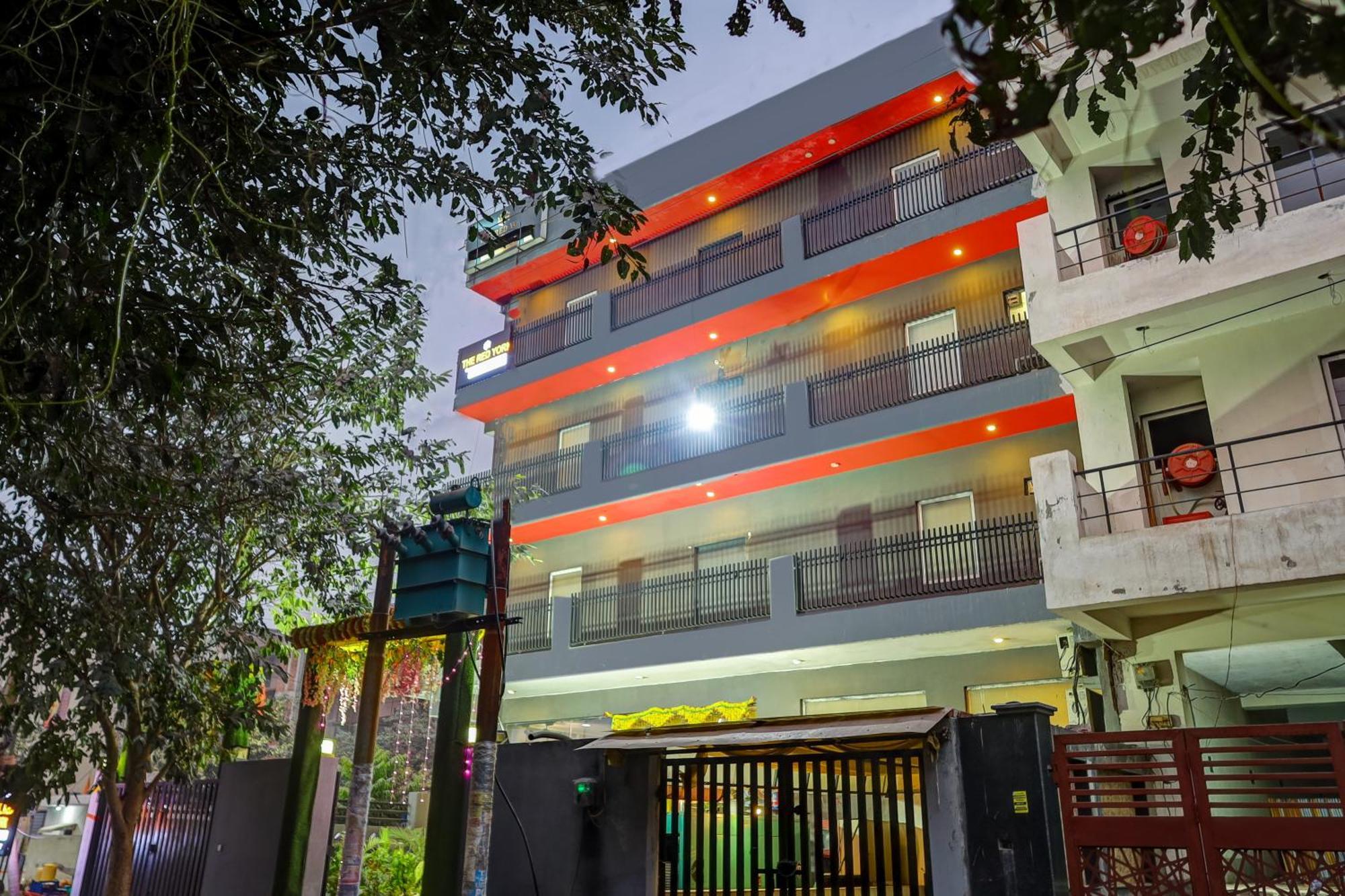 Hotel Red York By Byob Hotels Ноида Екстериор снимка