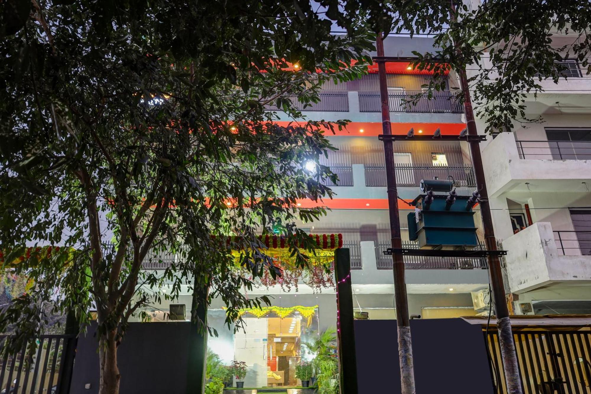 Hotel Red York By Byob Hotels Ноида Екстериор снимка